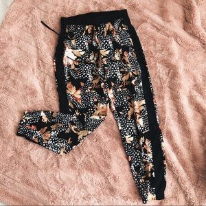 *TEMP SALE* LIKE NEW Topshop jogger floral